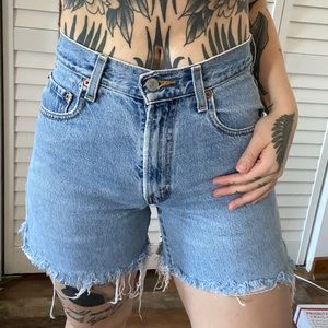 Vintage Levi’s high waist 550 shorts size 26